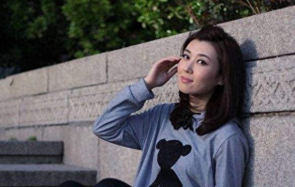 央视主持人李红素颜近照大曝光，端庄大气，气质迷人！