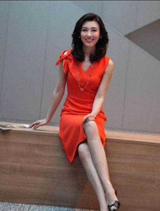 央视主持人李红素颜近照大曝光，端庄大气，气质迷人！