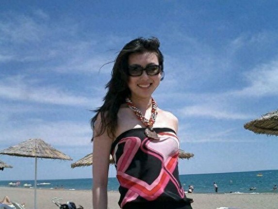 央视主持人李红素颜近照大曝光，端庄大气，气质迷人！