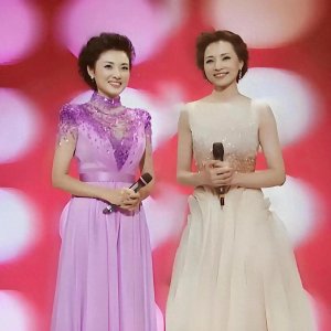 ​周涛董卿再度同框，唤起美好回忆