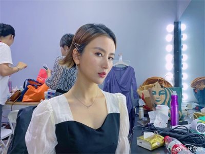 ​主持人伏玟晓近照，与张柏芝同框不逊色，二婚嫁富豪内宅却略简陋