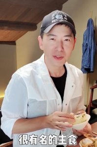 ​49岁主持人戴军与李静合体，女方发福明显，男方却像吃了防腐剂