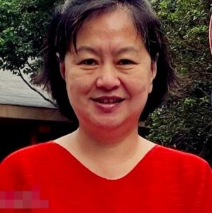 ​54岁主持人鞠萍素颜照被曝光，脸部浮肿显老气，和妆后判若两人
