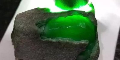 ​中国一男子在缅甸赌石，380万买下的石头，一刀切出10个亿