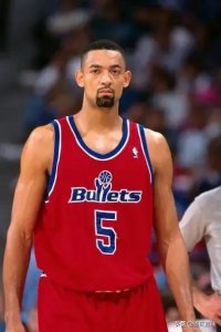 ​霍二叔朱万.霍华德职业生涯赚了多少钱？NBA首个亿元合同球员