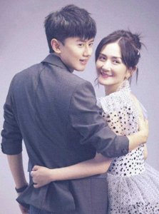 ​大着肚子带着女儿逛商场，42岁谢娜又怀孕了？这肚子网友说5个月