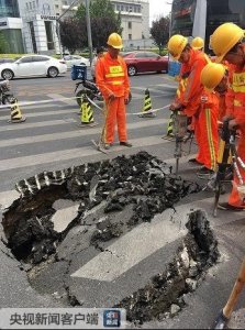 ​京广桥附近塌陷正在抢修 未对交通造成过大影响