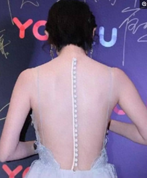 28岁唐艺昕一身公主裙现身，等她转身后，网友们：真的跪了