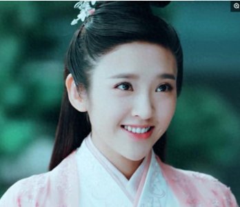 ​28岁唐艺昕一身公主裙现身，等她转身后，网友们：真的跪了