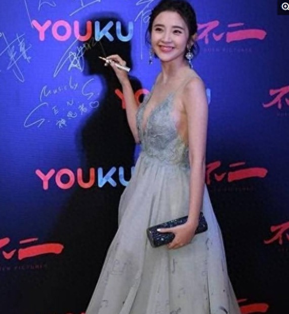 28岁唐艺昕一身公主裙现身，等她转身后，网友们：真的跪了