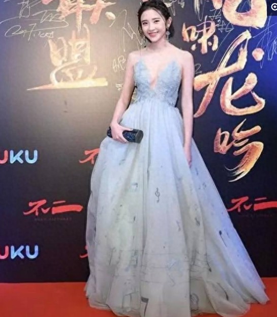 28岁唐艺昕一身公主裙现身，等她转身后，网友们：真的跪了