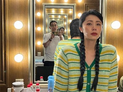 ​黄磊为妻子拍剧场后台照 孙莉穿绿色毛衣优雅大气