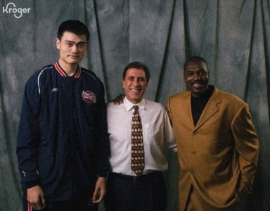 ​火箭官方晒姚明、奥拉朱旺与汤姆贾诺维奇合影：团队