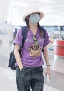 ​网友拉萨偶遇赵薇窦靖童 低调聚餐心情好