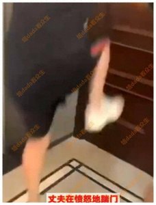 ​妻子裹浴巾与两男同事“嬉闹”纸团散落一地和丈夫说三人在斗地主