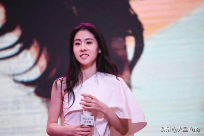 ​张碧晨秘密现身张艺兴演唱会被曝关系不一般：华晨宇实惨！