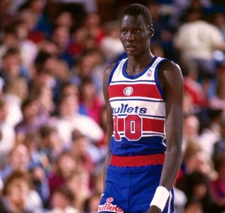 ​前NBA球员马努特-波尔58岁生日，媒体盘点其恐怖数据