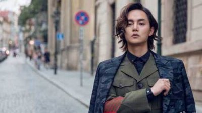 ​尹正以鞋会友 晒球鞋引白敬亭围观两人搞笑互动