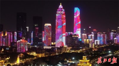 ​跟着春晚游武汉丨32万人次打卡武汉江滩，看“烟雨莽苍苍，龟蛇锁大江”