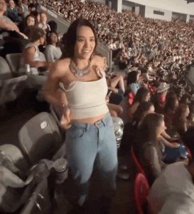 ​令人惊叹！钟丽缇的女儿近照曝光，网友们惊讶于她的勇敢之举！