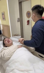 ​演员王小利儿子王亮喜得二胎，温美玲陪伴妻子刘小楠剖腹产子