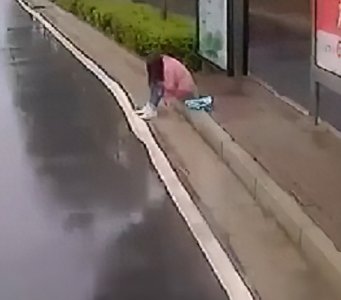 ​亲爱的，小妹妹，请你不要不要哭泣