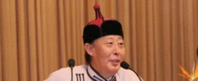 ​拉苏荣，出生于内蒙古锡林郭勤盟镶黄旗牧民家庭。