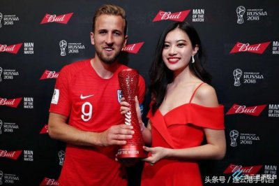 ​连云港城市形象大使相杨为英格兰第一队长哈利凯恩颁奖最佳球员
