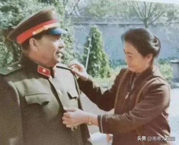​1984年，唐贤美为阅兵总指挥秦基伟整理军装，双目含情，满脸骄傲