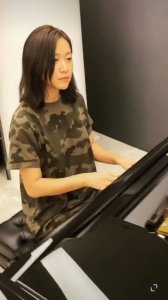 ​徐静蕾瘦好多！久违晒照光脚在豪宅弹琴，瘦成锥子脸太像朱珠了