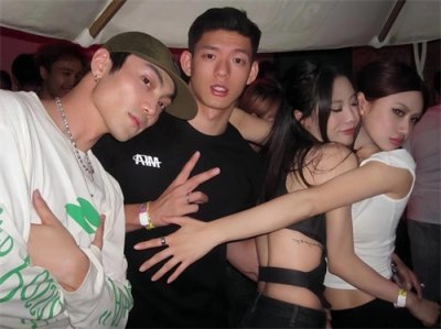 ​惊世骇俗！两对夫妻为寻刺激互换妻子，民警告知涉嫌聚众淫乱罪