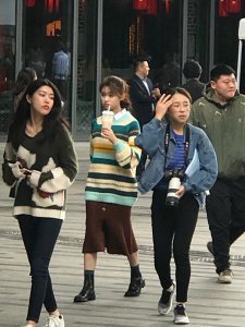 ​林允被网友拍到街头狂吸奶茶 被调侃别成“女版周杰伦”