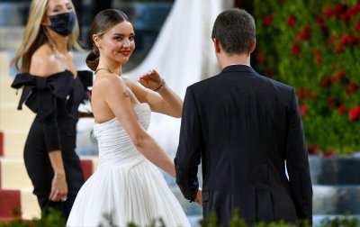 ​米兰达可儿和90后富豪老公闪耀MetGala！穿抹胸白裙好仙，脸垮了