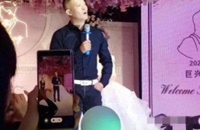 ​2022年，坐拥10亿身家的41岁导演巨兴茂和妻子...