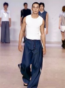 ​吴彦祖早年走秀照片又火了，精致五官帅气寸头，网友：把持不住了