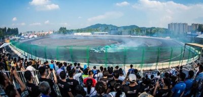 ​好炫酷的漂移车技！周杰伦《头文字D》相似画面昨现杭州