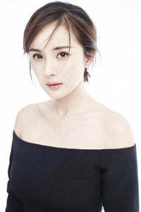 ​脸上被涂满蛋糕的杨幂，清洗卸妆后，素颜出镜，网友：不敢相信