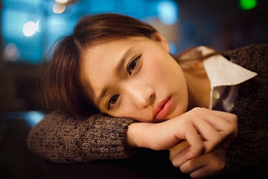 美女青春靓丽，有着漂亮的脸蛋,摆出各种迷人姿势，相当的迷人哦