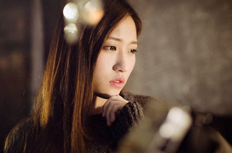 美女青春靓丽，有着漂亮的脸蛋,摆出各种迷人姿势，相当的迷人哦