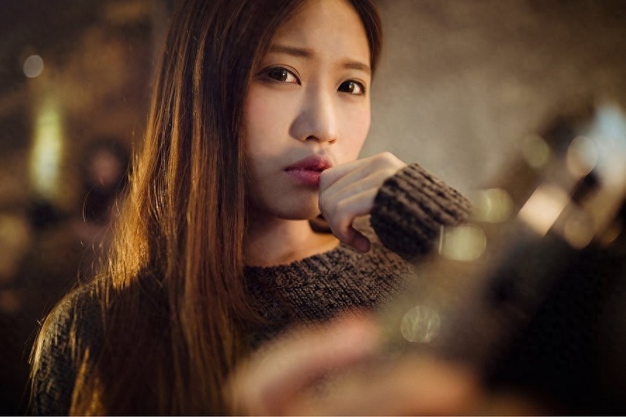 美女青春靓丽，有着漂亮的脸蛋,摆出各种迷人姿势，相当的迷人哦