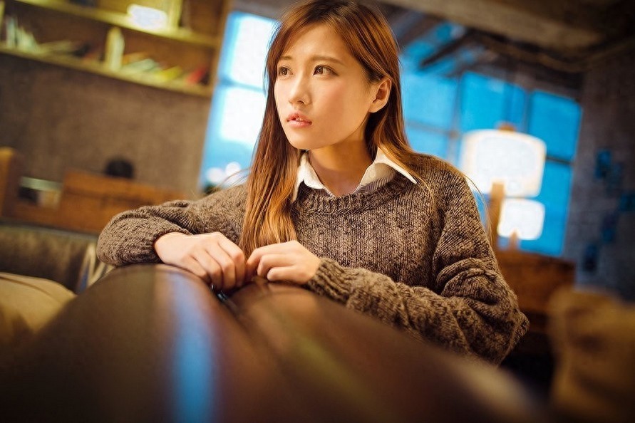 美女青春靓丽，有着漂亮的脸蛋,摆出各种迷人姿势，相当的迷人哦