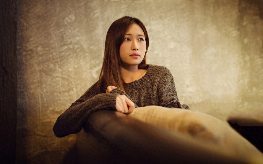 美女青春靓丽，有着漂亮的脸蛋,摆出各种迷人姿势，相当的迷人哦