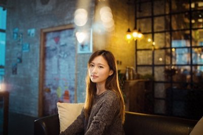 美女青春靓丽，有着漂亮的脸蛋,摆出各种迷人姿势，相当的迷人哦