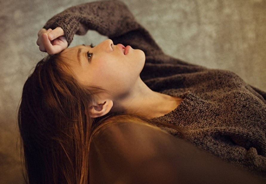 美女青春靓丽，有着漂亮的脸蛋,摆出各种迷人姿势，相当的迷人哦