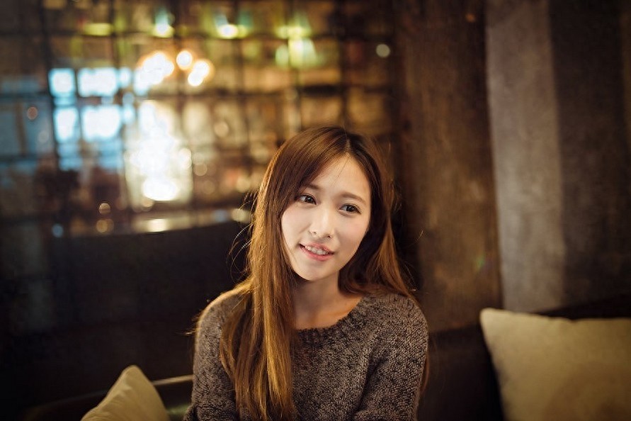 美女青春靓丽，有着漂亮的脸蛋,摆出各种迷人姿势，相当的迷人哦