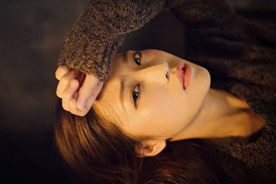 美女青春靓丽，有着漂亮的脸蛋,摆出各种迷人姿势，相当的迷人哦