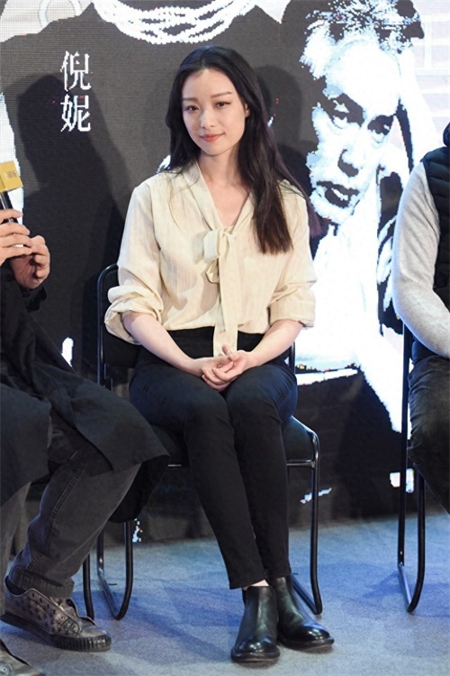 倪妮首次挑战谍战话剧《幺幺洞捌》，台词技巧媲美相声演员