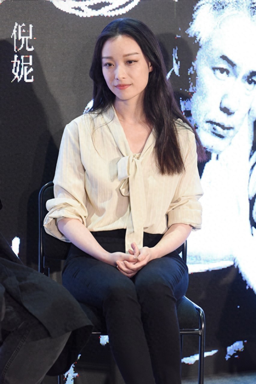 倪妮首次挑战谍战话剧《幺幺洞捌》，台词技巧媲美相声演员