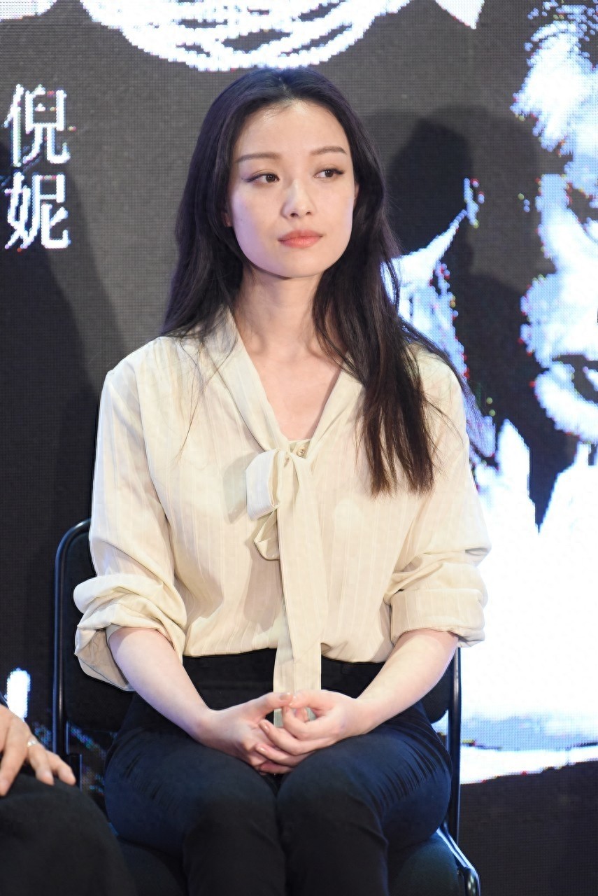 倪妮首次挑战谍战话剧《幺幺洞捌》，台词技巧媲美相声演员
