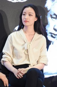 ​倪妮首次挑战谍战话剧《幺幺洞捌》，台词技巧媲美相声演员
